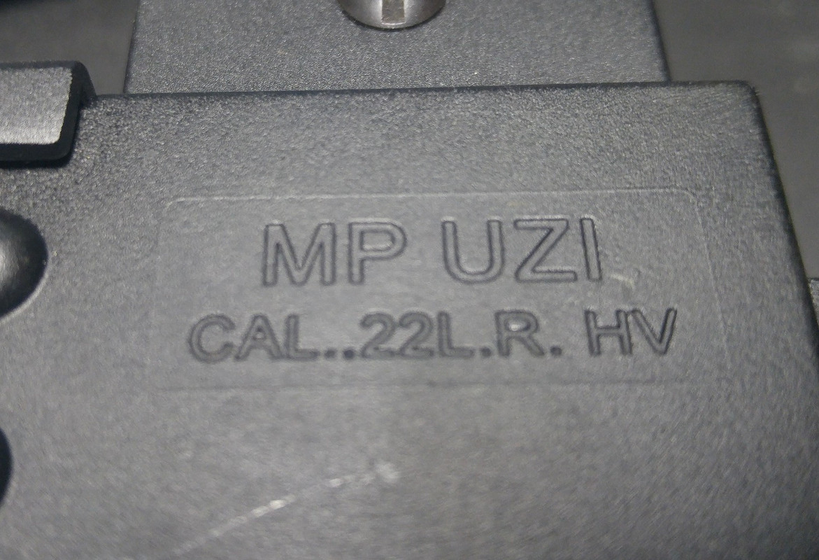 uzi004.jpg