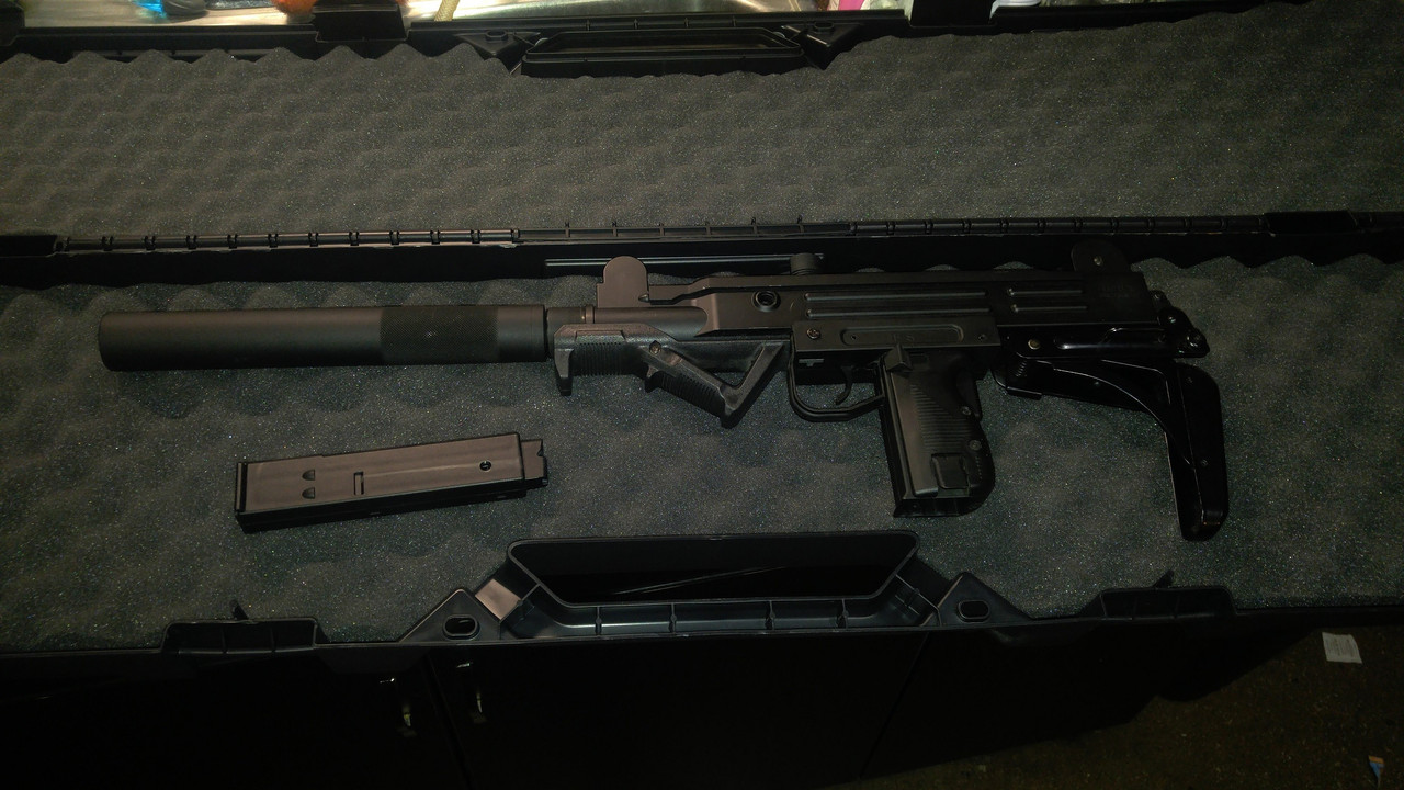 uzi001.jpg