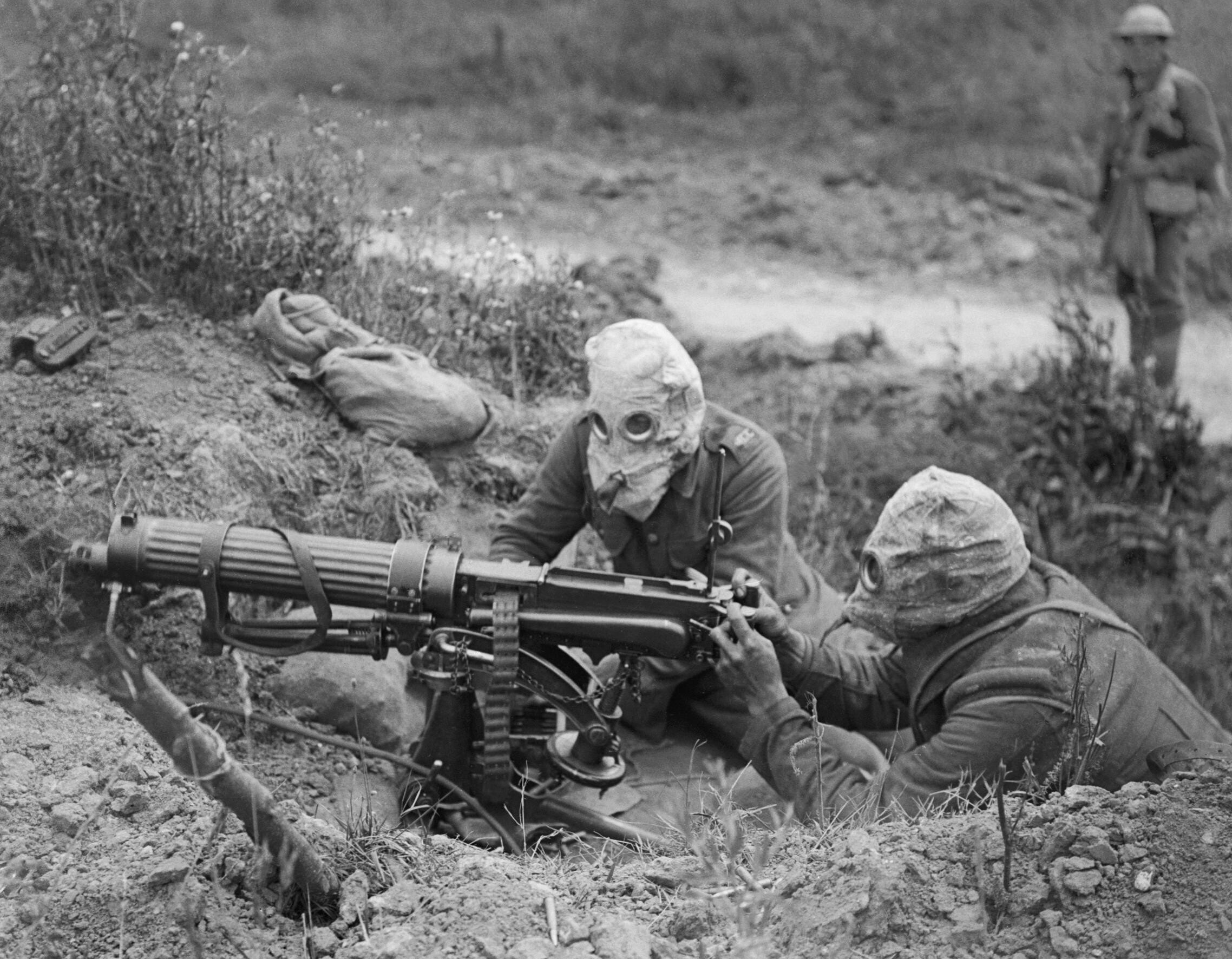 Vickers_machine_gun_crew_with_gas_masks.jpg